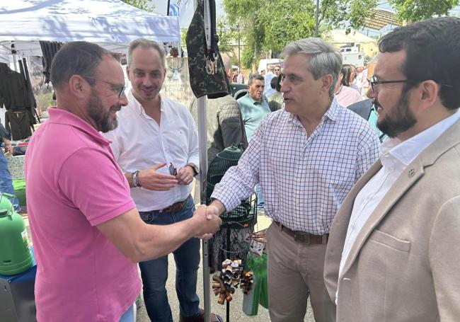 Consejerro, presidente de FEDEXCAZA, Alcalde junto a un expositor