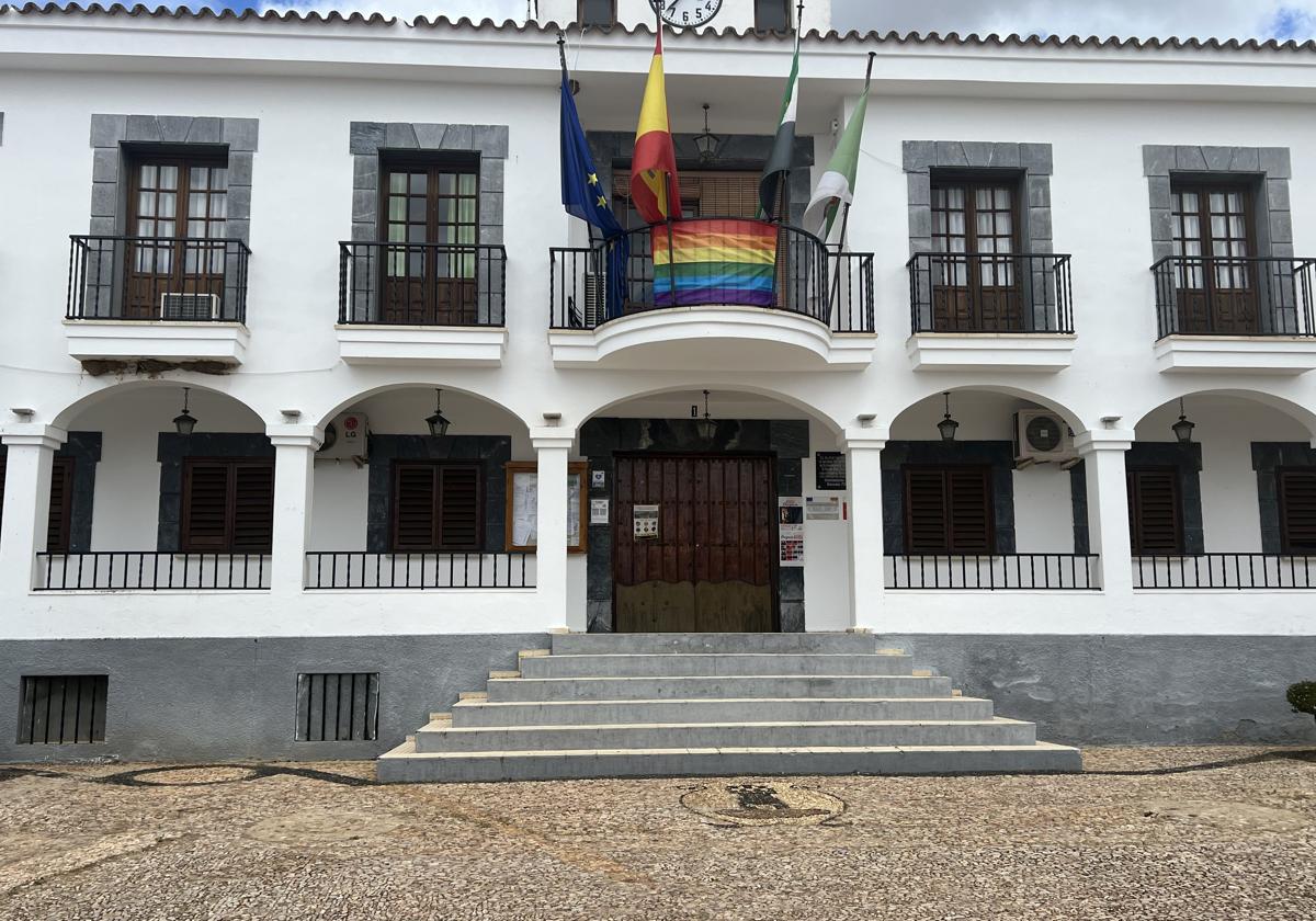El balcón del Ayuntamiento luce la bandera arcoíris como muestra de apoyo al colectivo LGTBI en el Día Internacional del Orgullo