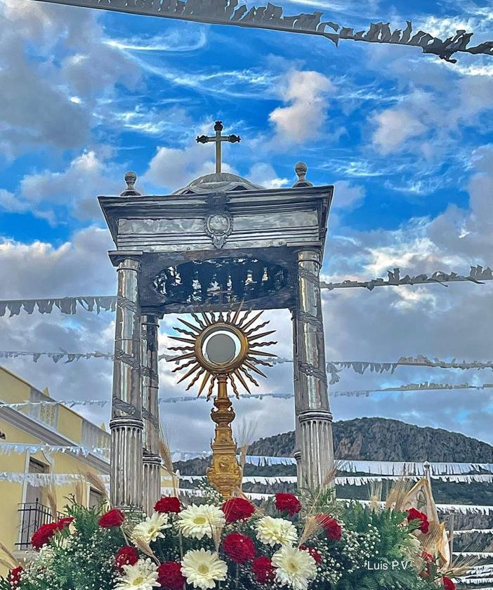 El alfombrado de las calles, y la presencia de niños y niñas de 1ª Comunión marcan la Procesión del Corpus Cristi