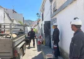 Operarios reparando la averia