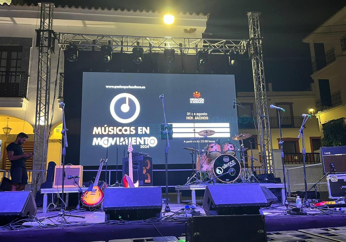 El festival «Músicos en Movimiento» ha llenado la Plaza de España con sonidos y propuestas musicales dentro de esta acción puesta en marcha por la Diputación de Badajoz