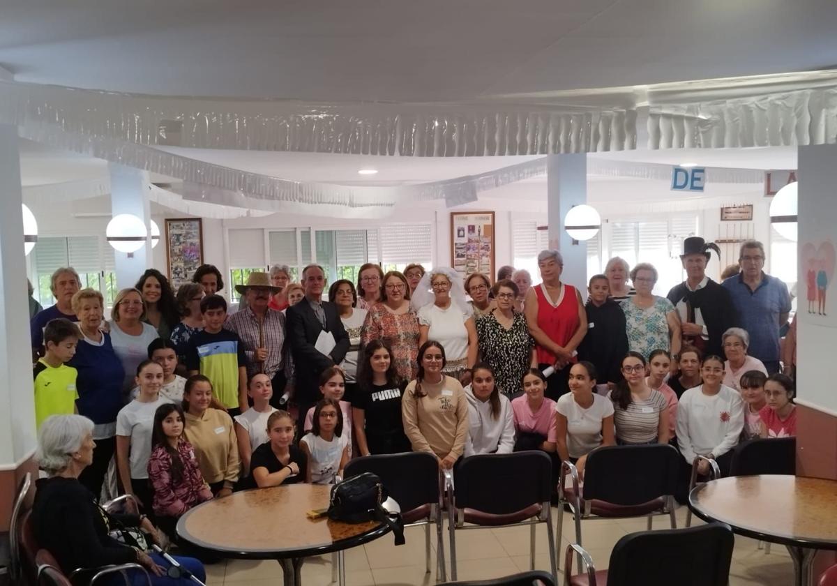 El IES «Los Moriscos» ha conmemorado el Dia del Mayor con una actividad intergeneracional llevada a cabo en el Centro de Mayores