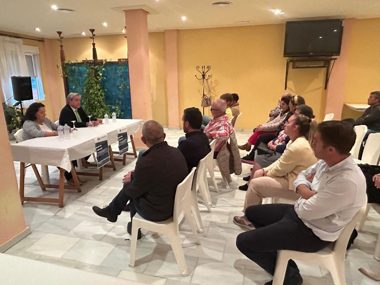 El consejero de Gestión Forestal y Mundo Rural Ignacio Higuero se ha reunido con los cazadores locales con el fin de «saber de primera mano» su problemática