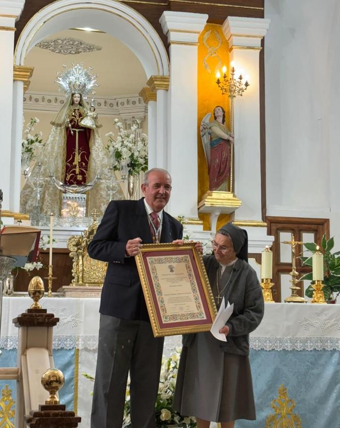La cofradia de la Virgen de los Remedios nombra «Hermanas Honorarias» a las Hermanas Apostólicas de Cristo Crucificado