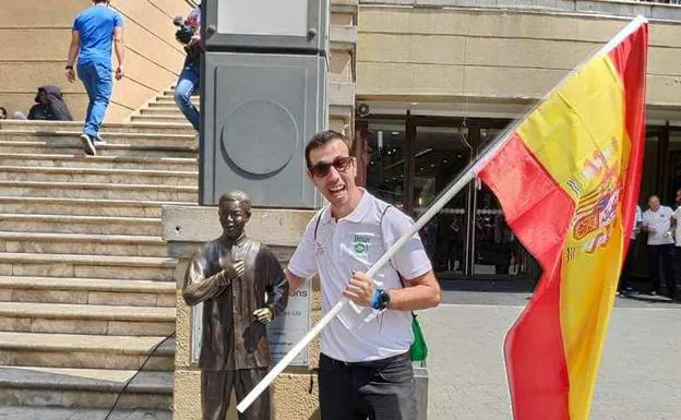 Carlos, con la bandera española, en el Nelson Mandela Square.