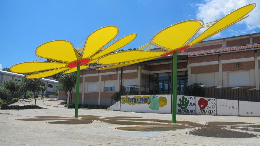 Parasoles en el patio del Gregoria Collado. 
