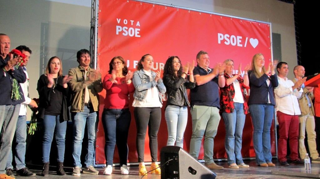 Componentes de la candidatura y Blanca Martín.