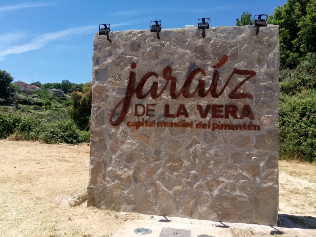 La entrada por Navalmoral dará la bienvenida con un letrero como el de Hollywood