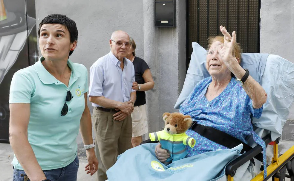 Francisca Martínez saludando a varias vecinas tras llegar a Jaraíz desde Murcia. A su izquierda, su marido y la enfermera Belén Soto. 