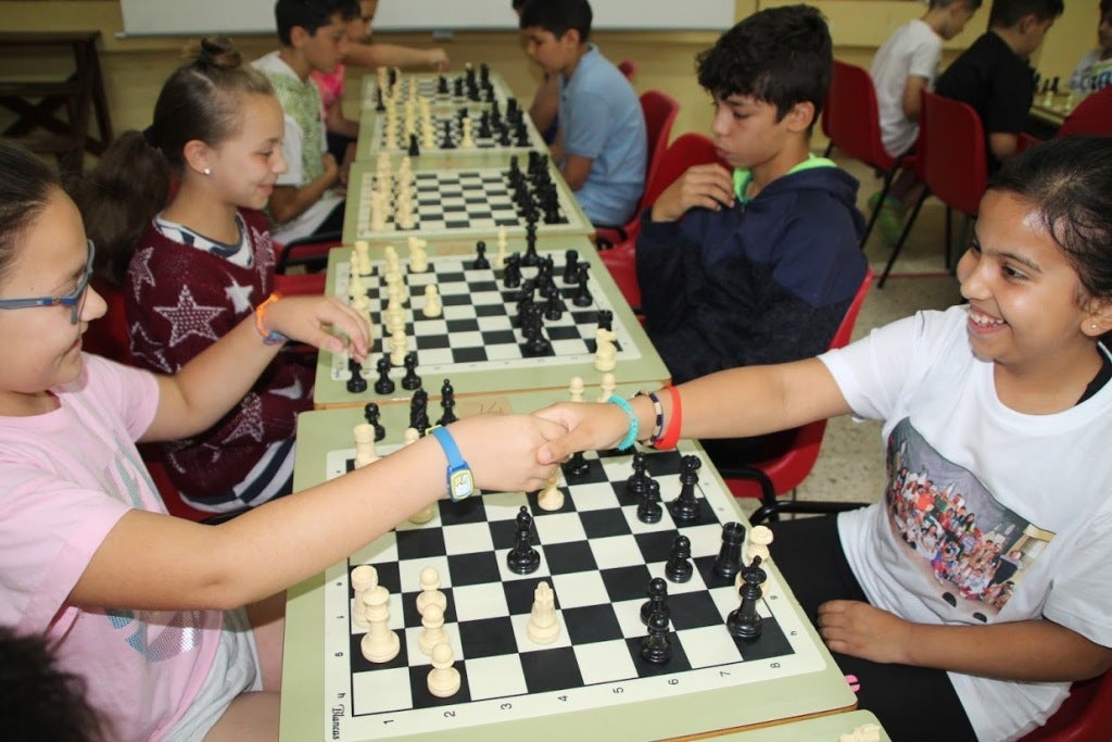 Niños finalizan una partida. 