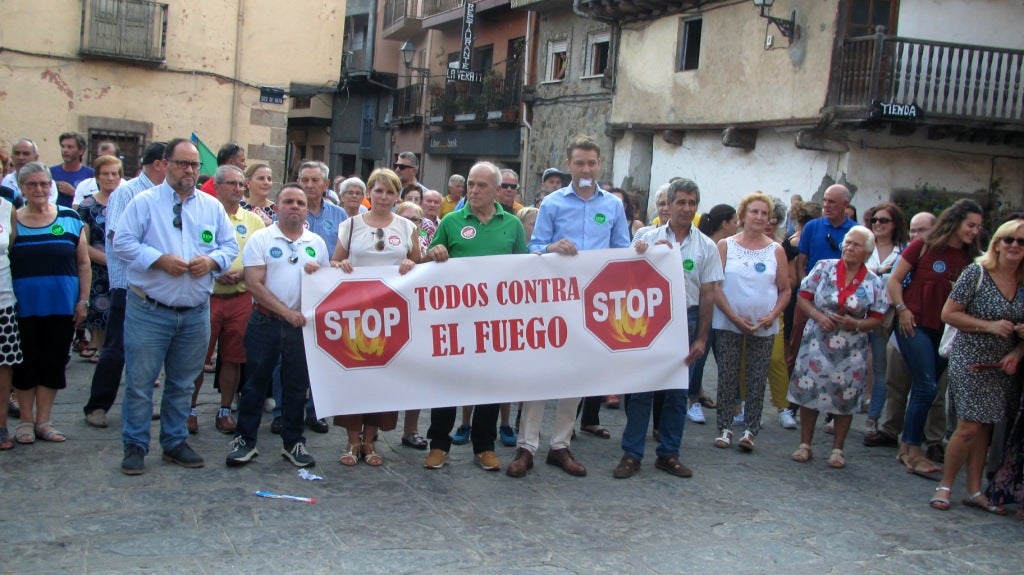 Los ediles portan la pancarta de la concentración.