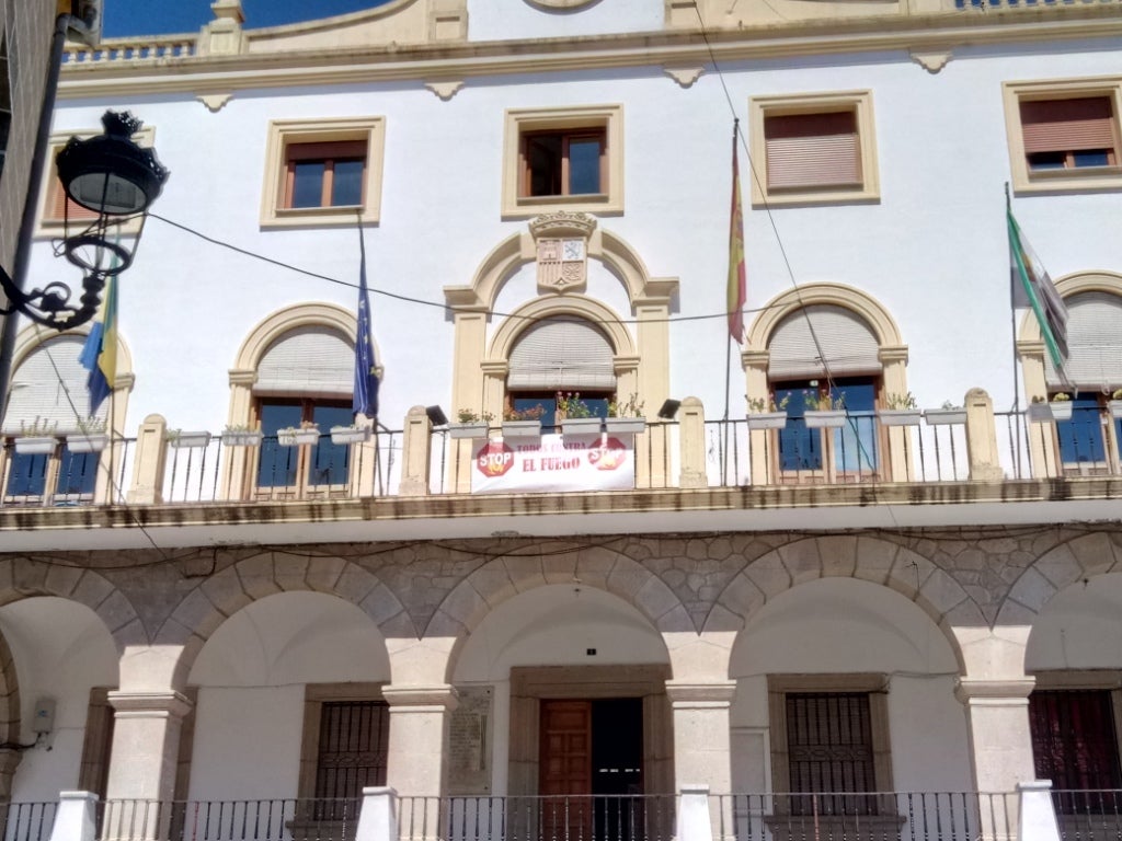La Casa Consistorial exhibe una pancarta contra el fuego