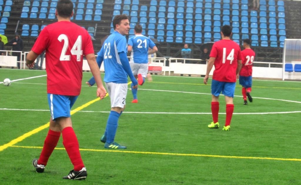 El Jaraíz jugando en el polideportivo municipal.