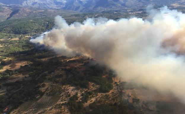 Numerosos incendios afectan desde la tarde ayer a la comarca de la Vera