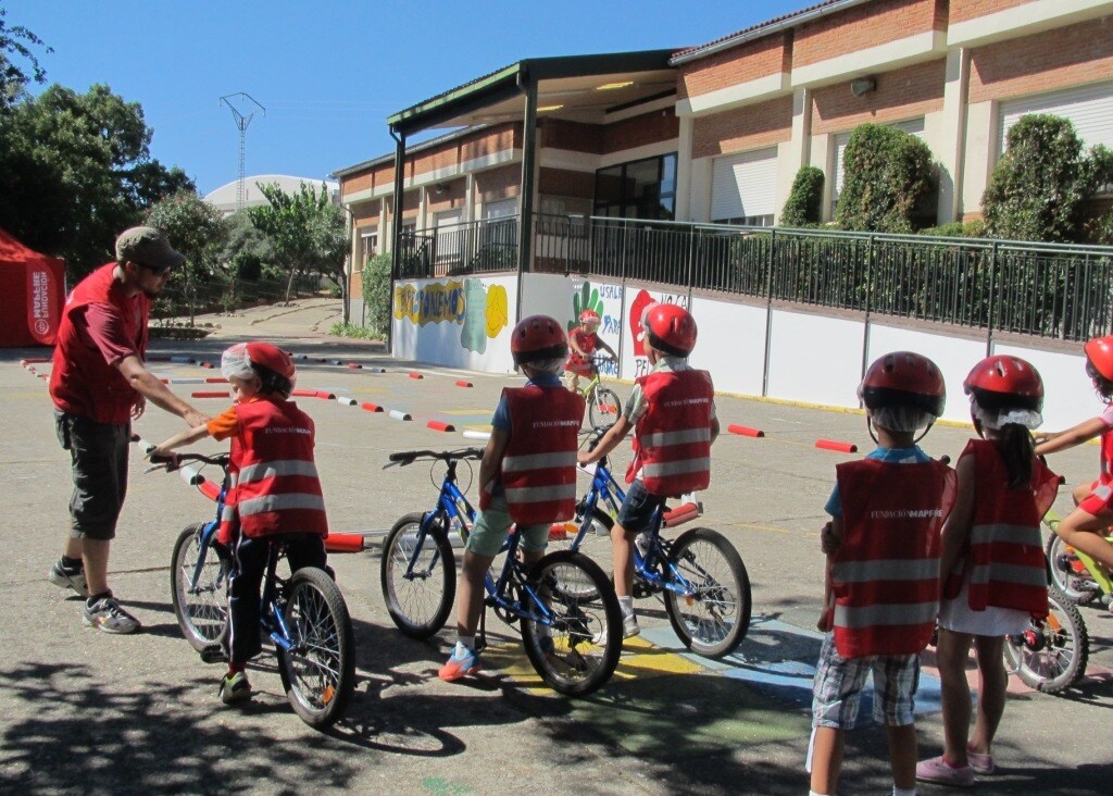 Escolares aprenden a circular. 