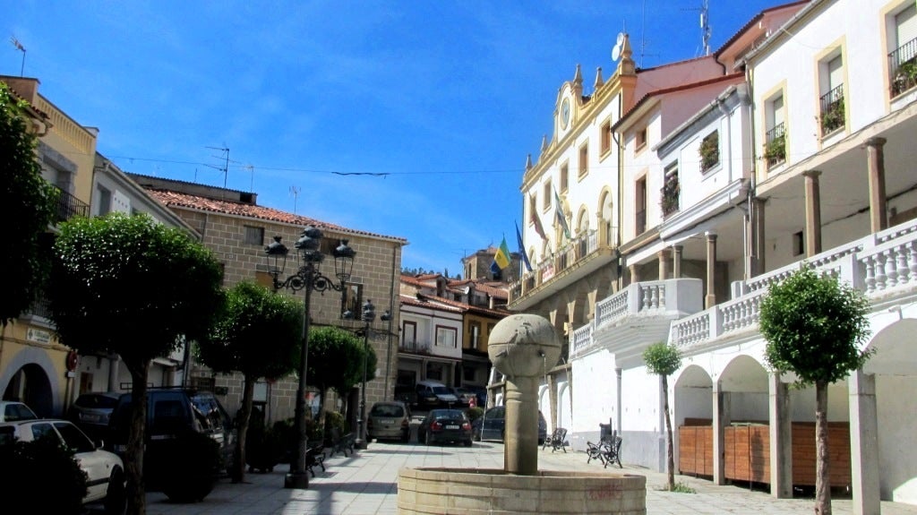 Ayuntamiento, a la derecha. 