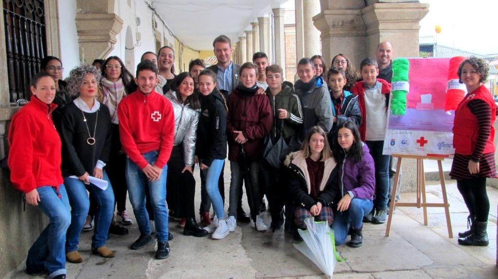 Alumnos, profesores, autoridades y representantes de Cruz Roja. 