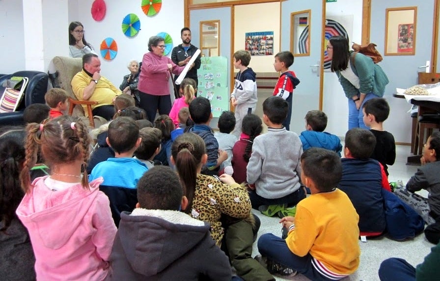 Los escolares y mayores realizan una actividad.