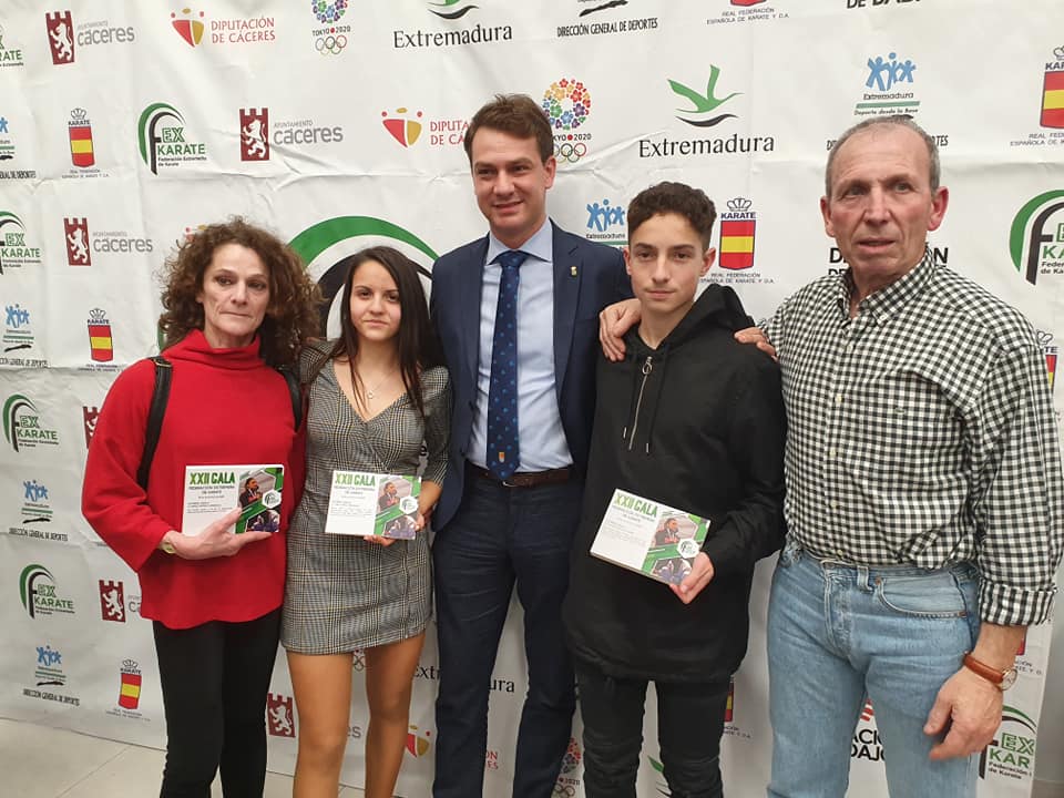 Araujo, Núñez y Castillo con los premiados.