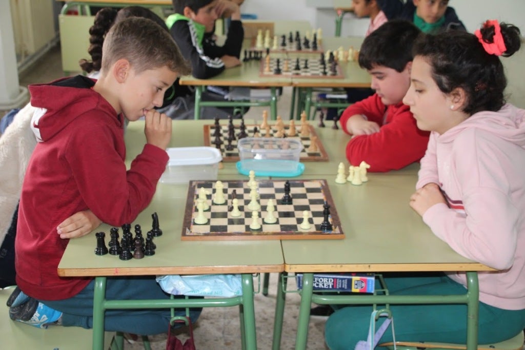 Los alumnos jugando al ajedrez. 
