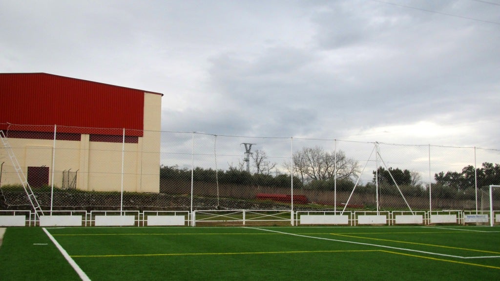 Espacio entre el pabellón y campo en el que se hará el escenario. 