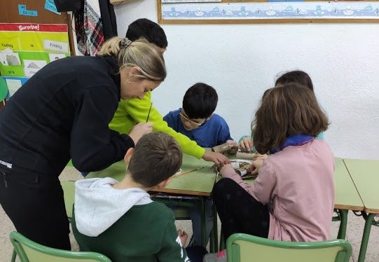 Los alumnos fabrican un comedero. 