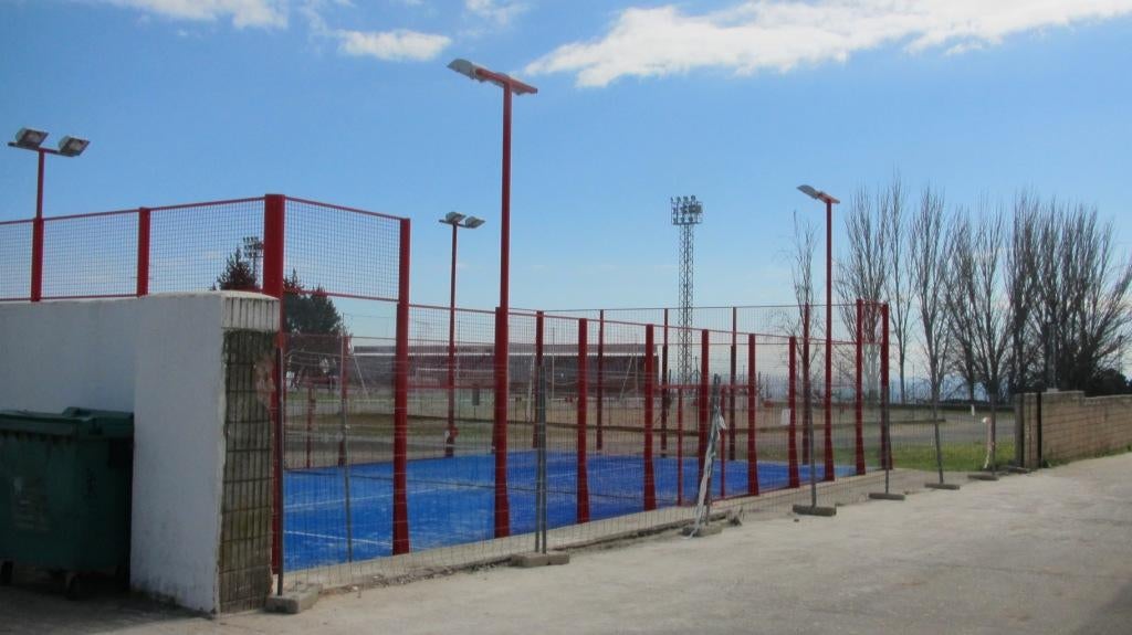 La pista de pádel sin la pared o cerramiento.