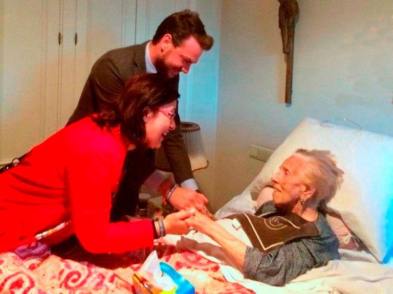 La concejala y el alcalde la visitaron en su casa de Madrid.