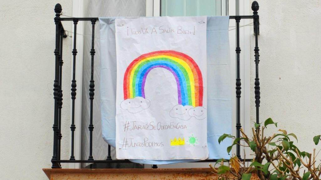 Balcón con la pancarta del arco iris.