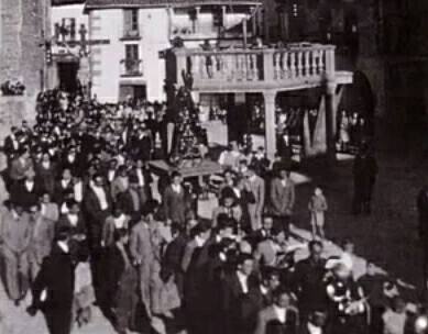 Procesión conjunta a su paso por la Plaza Mayor a principios de los año cuarenta.