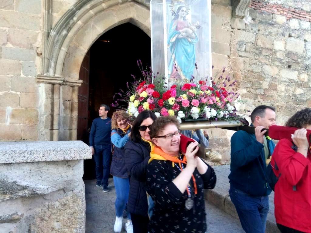 Traslado de la Virgen del Salobrar a pie hasta el paraje de la dehesa el pasado año. 