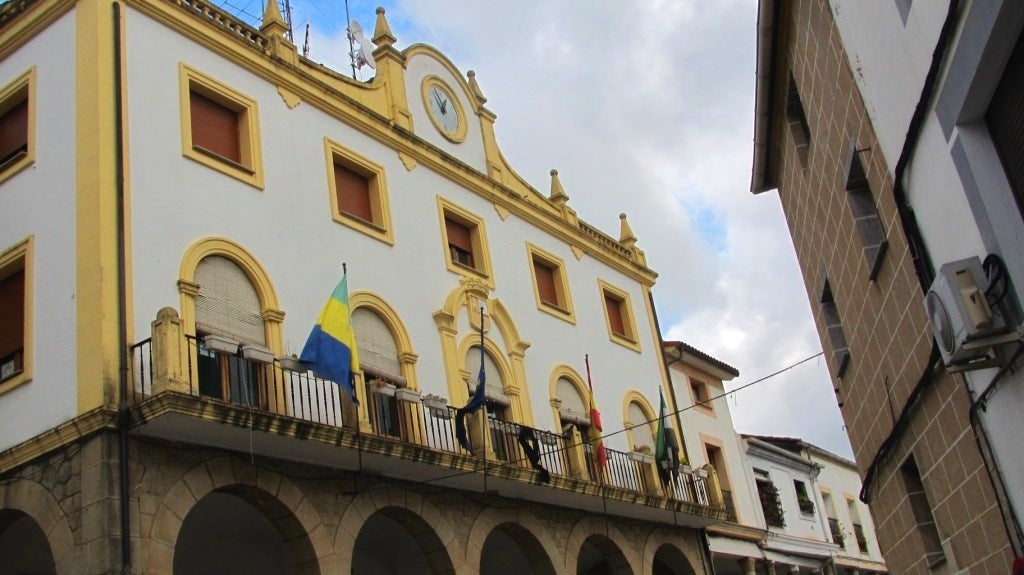 Ayuntamiento de Jaraíz con las banderas a media asta y crespón negro en señal de luto.