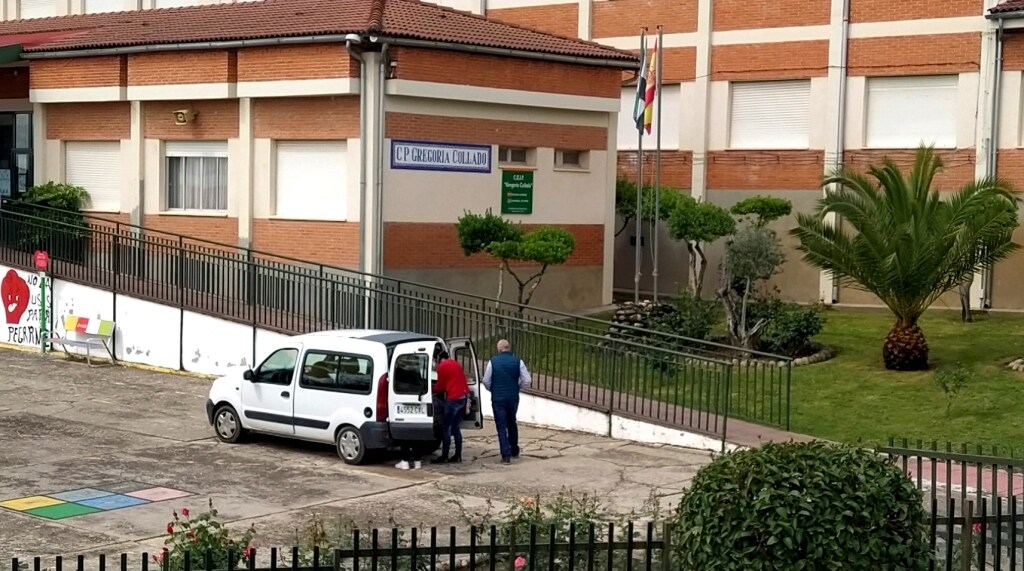 Profesoras del Gregoria Collado y el concejal de Obras cargando el vehículo para el reparto.