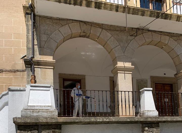 La Diputación desinfectando la entrada del Ayuntamiento de Jaraíz. 