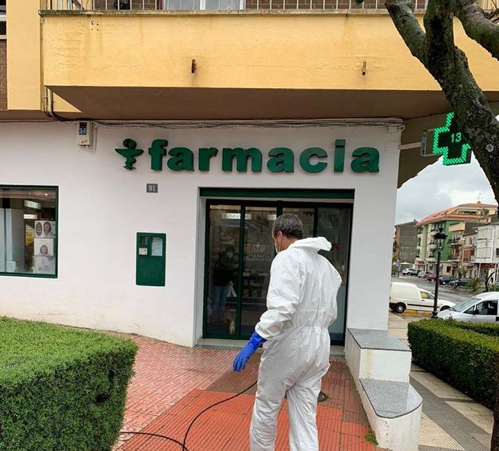 Desinfección de una de las farmacias jaraiceñas.