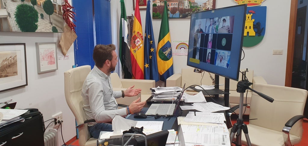 Luis Miguel Núñez teletrabajando en su despacho..