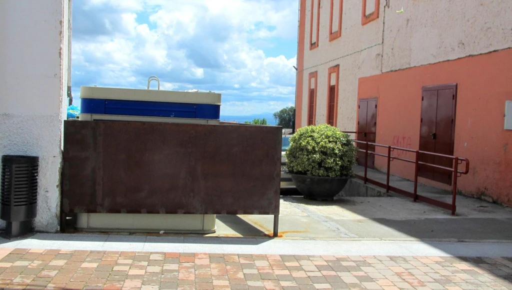 Contenedores y barandilla de acceso al Avenida.