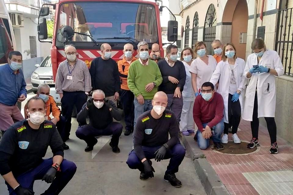 Los bomberos, usuarios y personal de Vera Inclusión.