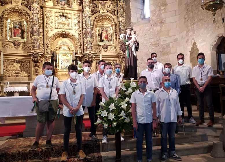 Los bailadores y el presidente de la Cofradía junto a la imagen, en la iglesia de San Miguel.