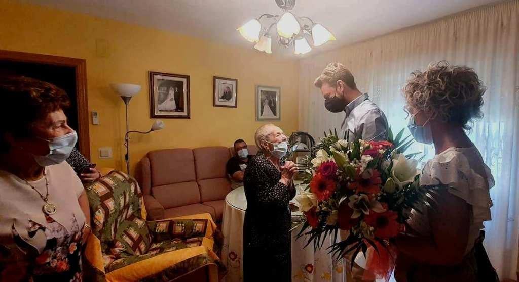 Mariana recibiendo el ramo de flores muy emocionada.