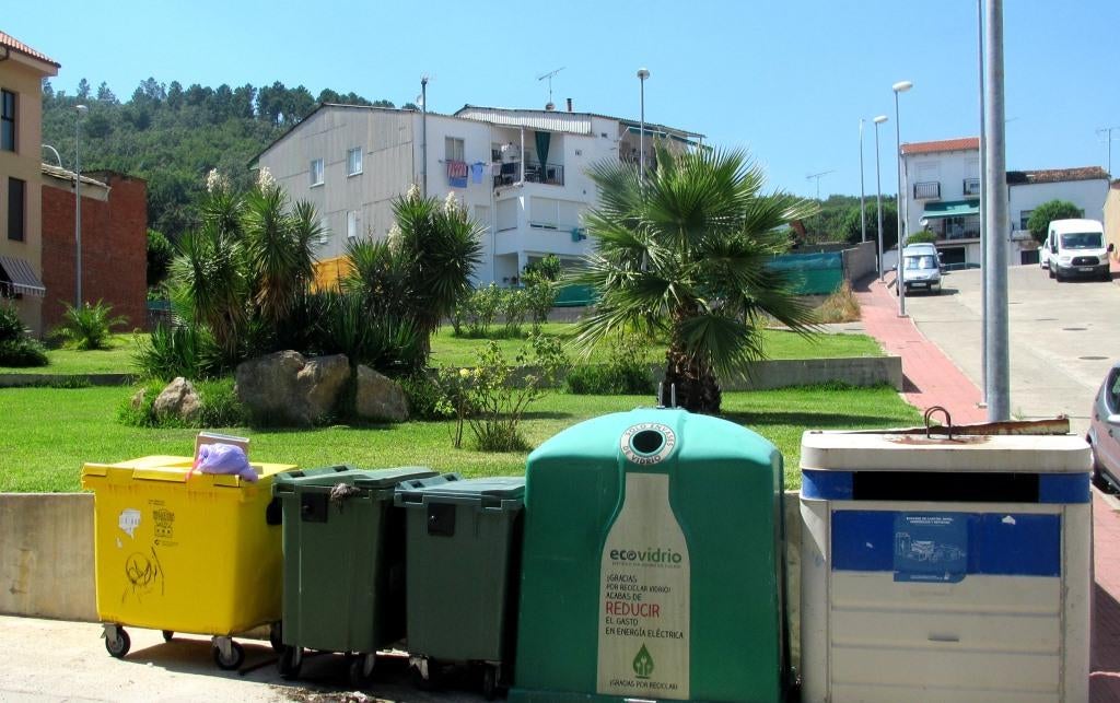 Contenedores con basura depositada a deshoras.