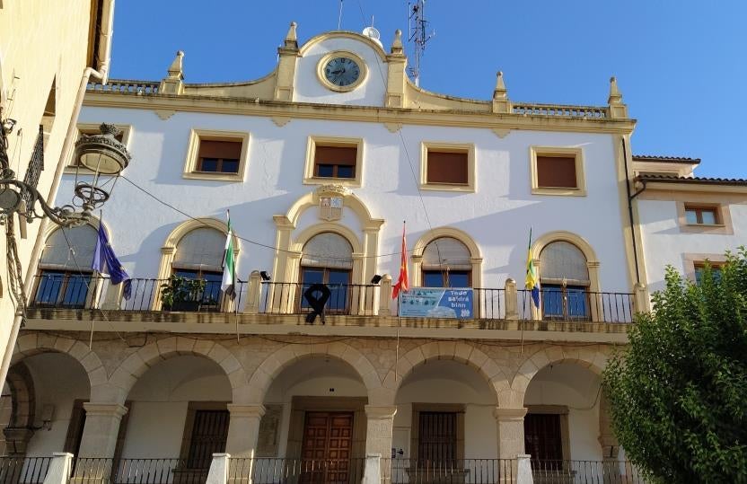 Casa Consistorial con las banderas a media asta y crespón negro en señal de luto.
