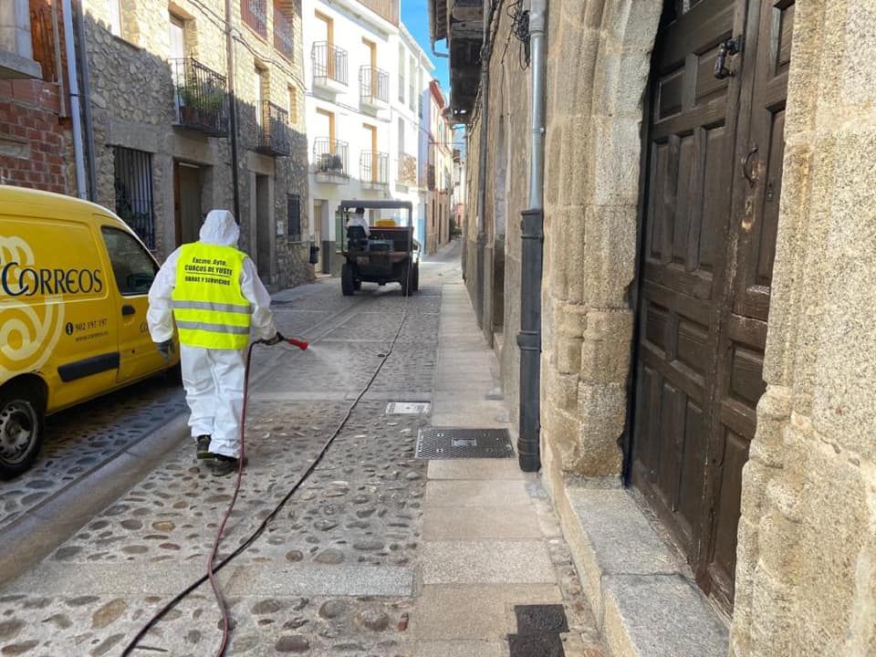 LiDesinfección del casco urbano de Cuacos de Yuste.
