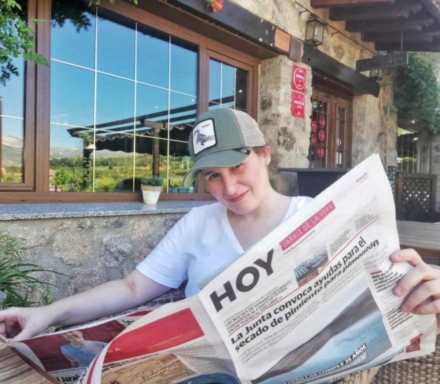 Esther leyendo un ejemplar de este periódico en la terraza del Villa Xarahíz.