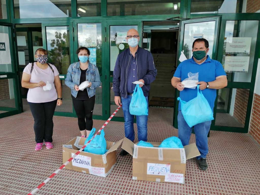 Entrega del lote de mascarillas al centro.