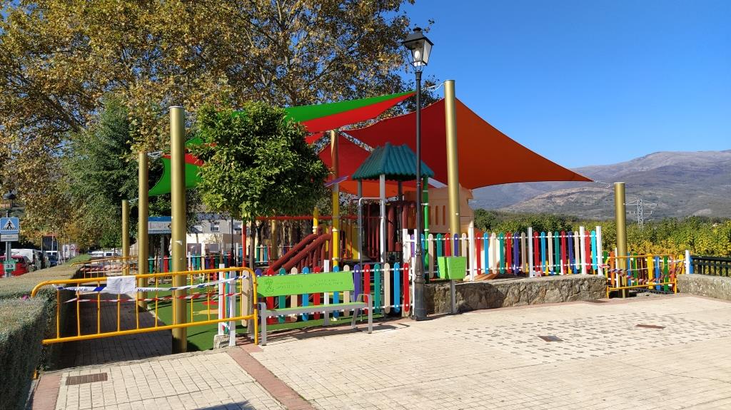 Parque infantil de Los Bolos, precintado otra vez.