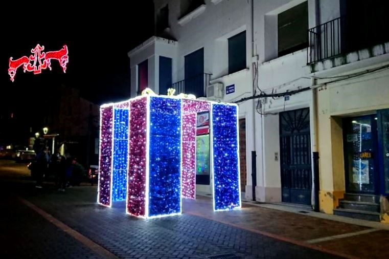 Adorno navideño en forma de regalo instalado en la avenida de Yuste. 