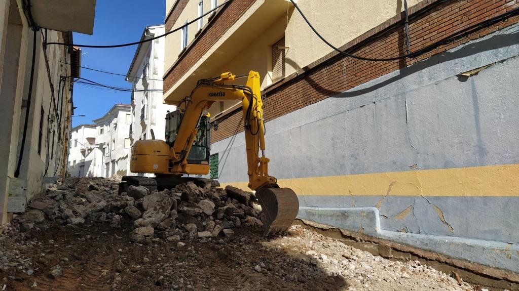 Obras de pavimentación de la calle Badajoz. 