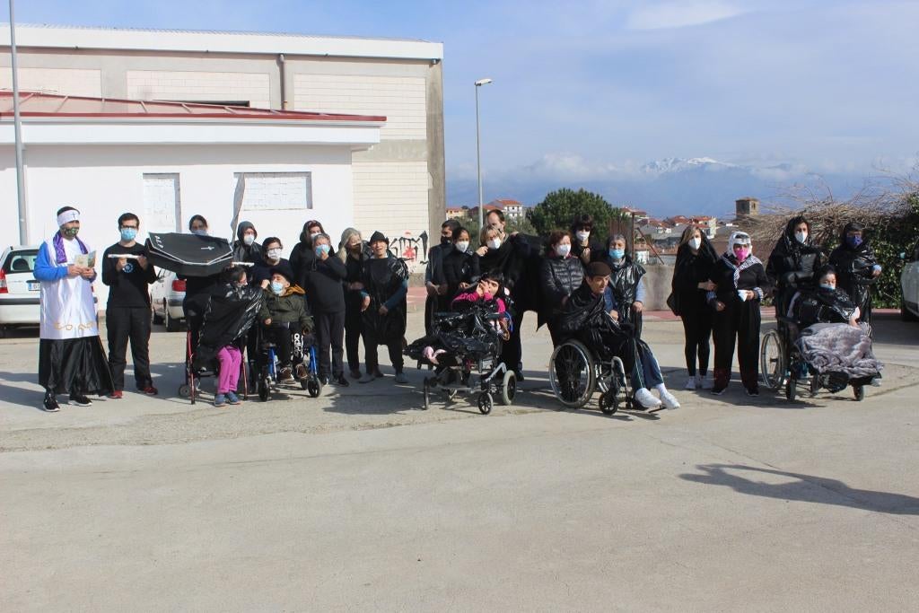 Posado de las plañideras y el acompañamiento. 