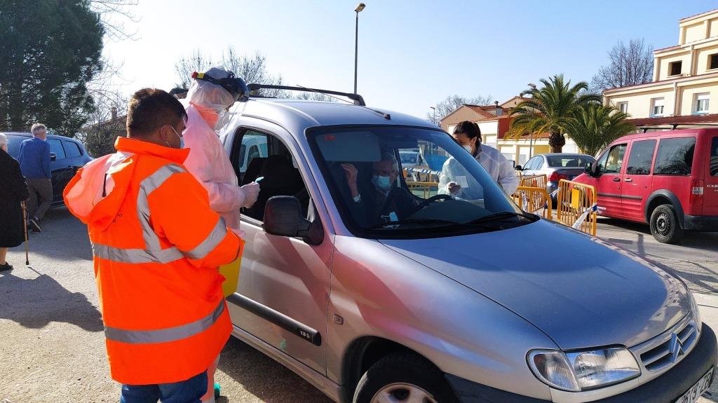 Vacunación a una persona sin bajarse del coche. 